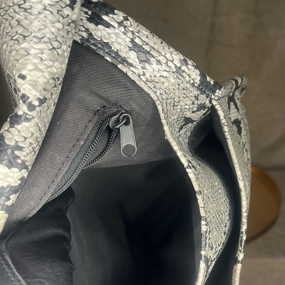 EUC Nine West Imitation Python print crossbody Bag - Picture 4 of 7